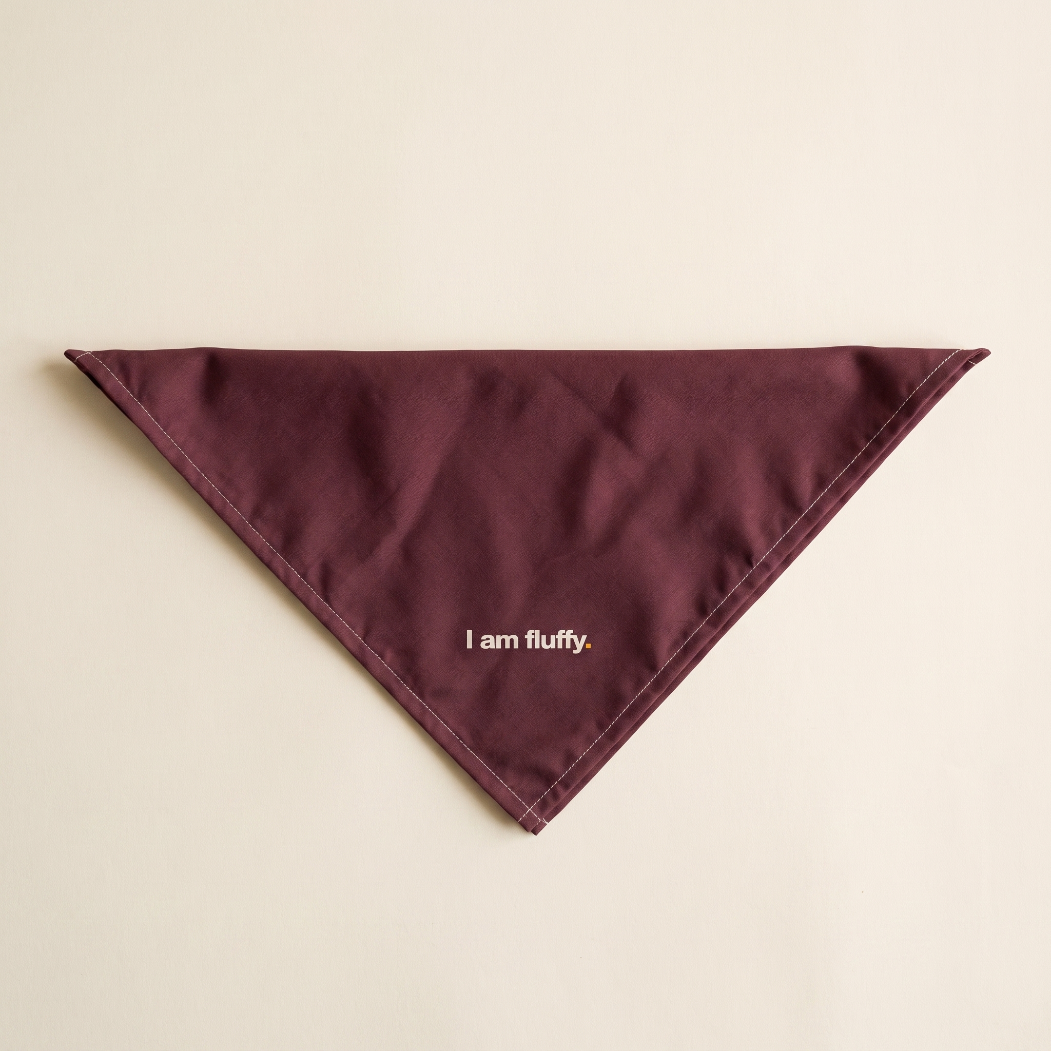 I am fluffy bandana foldet på creme baggrund