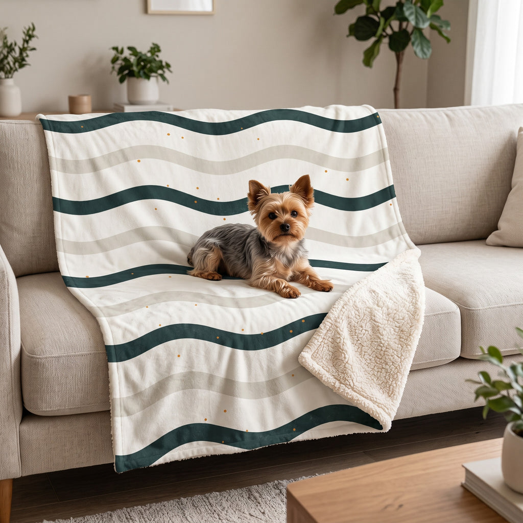 Yorkshire terrier ligger på Sherpa-tæppe, bølger, i en sofa, så tæppets størrelse ses. AI-billede.